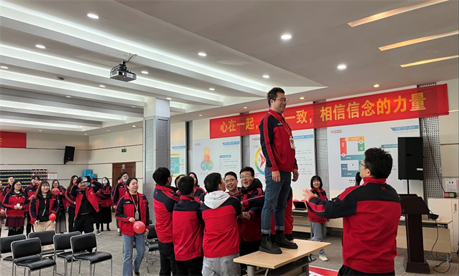 һ���Ŷ�����������һ��Ŀ������������һ������